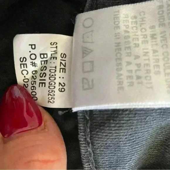 Gray Joe's Skinny Jean in a Size 29 - Picture 6 of 9